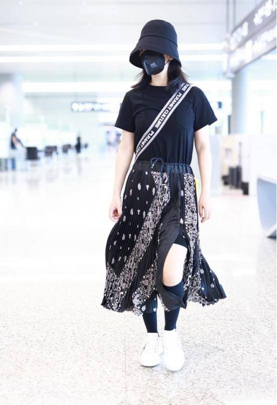 黑色 40岁的谢娜很会往年轻了穿，休闲装也有灵气，裙子展现女人味