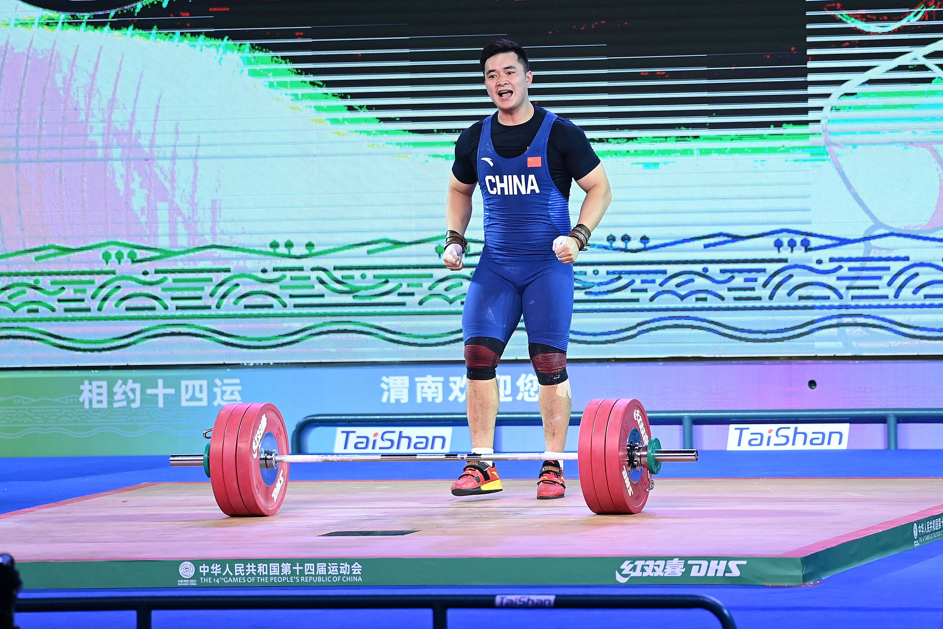 9月23日,广西队选手吴长升在比赛中,他以抓举177公斤,挺举216公斤,总