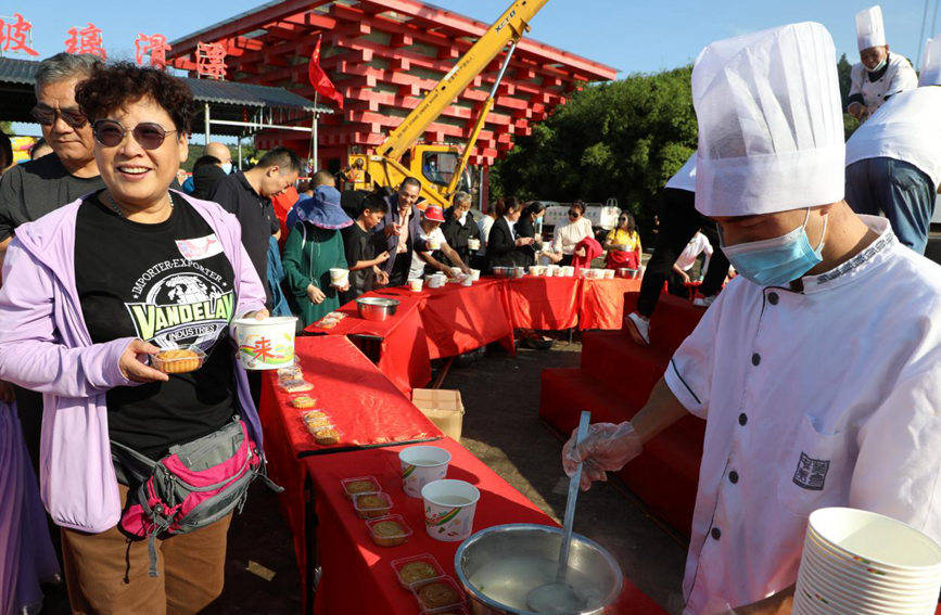 游客|万人锅炖百斤“鱼王” 河南南阳庆丰收