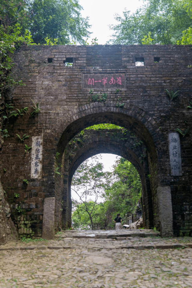 的关楼上南北面各刻有"南粤雄关"及"岭南第一关,此后称之为梅关古道