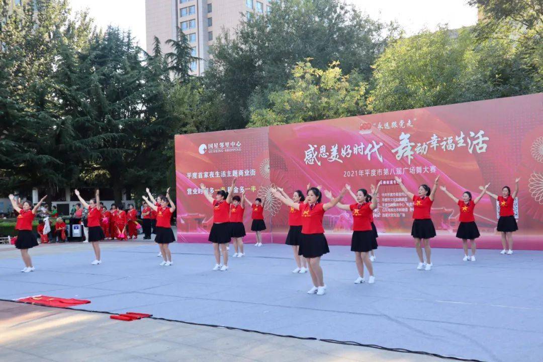 现场看看大家精彩的广场舞表演大宝山村为祖国添彩舞蹈队《母亲是中华