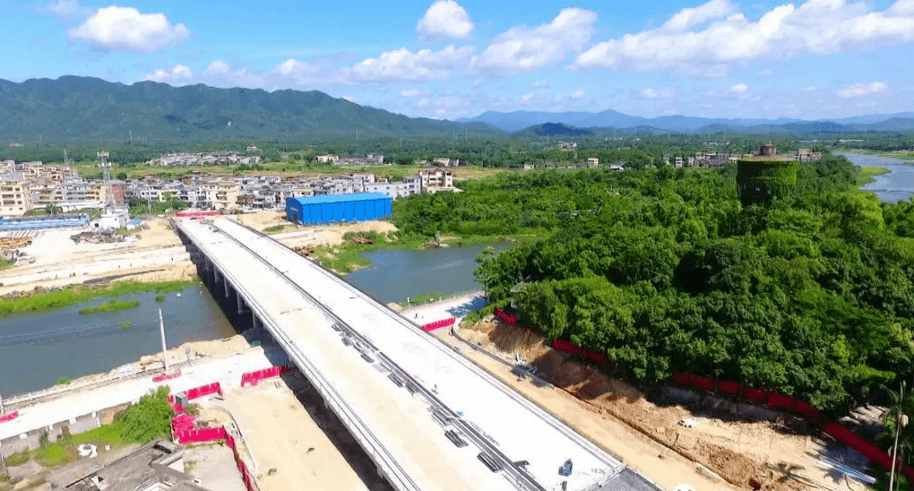 恩平市飞马大桥及沿江路建设工程,高铁客运站场路接连通车,为恩平市抢