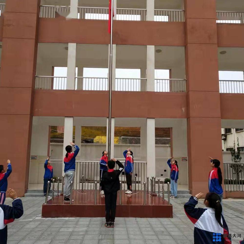 感恩祖国,不负韶华!荥阳市索河实验小学举行新学期升旗仪式