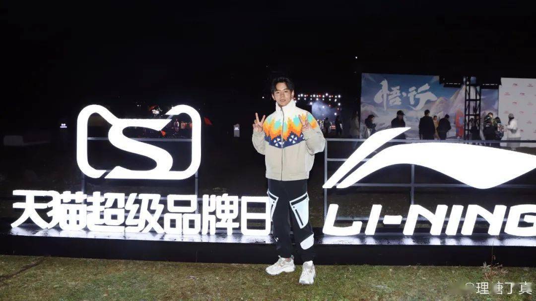 悟行李宁2021雪山主题大秀发布致敬每一位攀行的独立灵魂