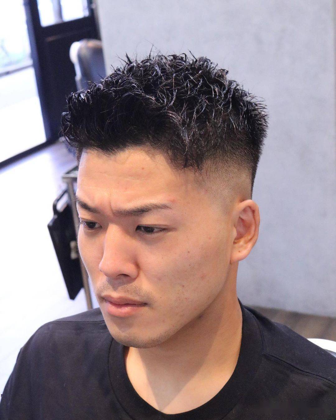 飞机头就是周边推短,头顶留长向上直立的发型,头发粗硬的男士那是相当