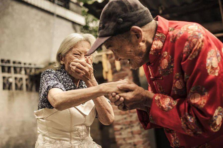 这组老夫妻照片,太催人泪下了!满满的都是感动!