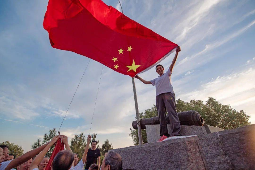 多年如一日守护中国红让国旗飘扬在观海卫炮台山