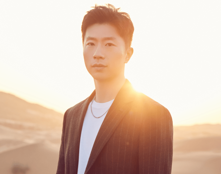 马龙现身沙漠帅气十足!国乒大满贯忙里偷闲,全运会后放松片刻