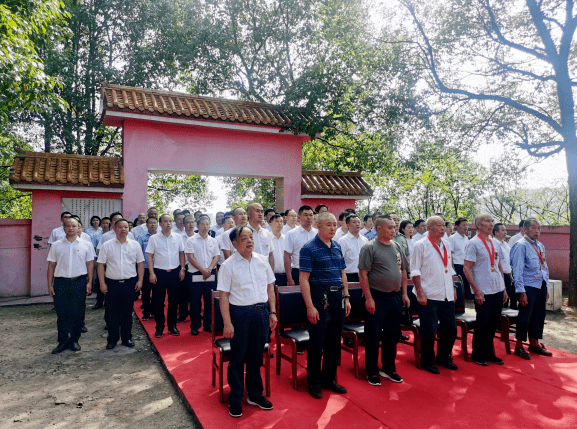 邵东各界人士到团山烈士陵园缅怀英烈