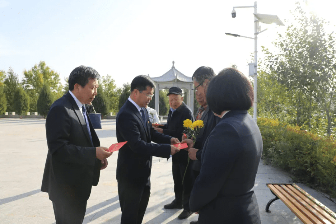 公祭活动前,张科灵慰问了烈属代表杨贵良,岑玉兰,烈士子女代表韩福祥