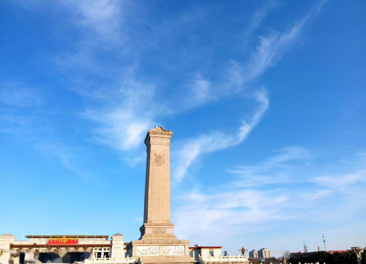 烈士纪念日,党和国家领导人与首都各界群众一起,向人民英雄纪念碑敬献