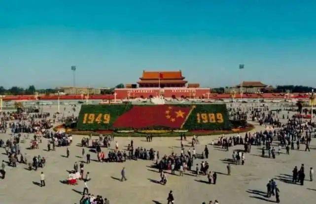 1987年国庆,第二次在天安门广场大规模展摆花卉,广场共用10万盆鲜花摆