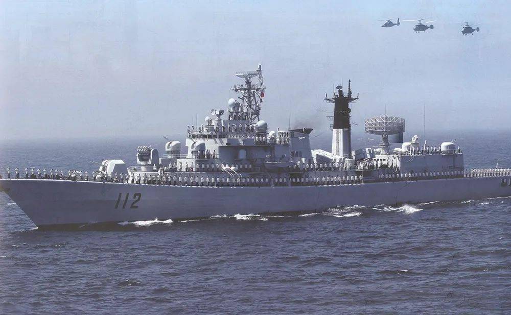20世纪80年代,改造后的"开封"舰是中国建造的导弹驱逐舰.
