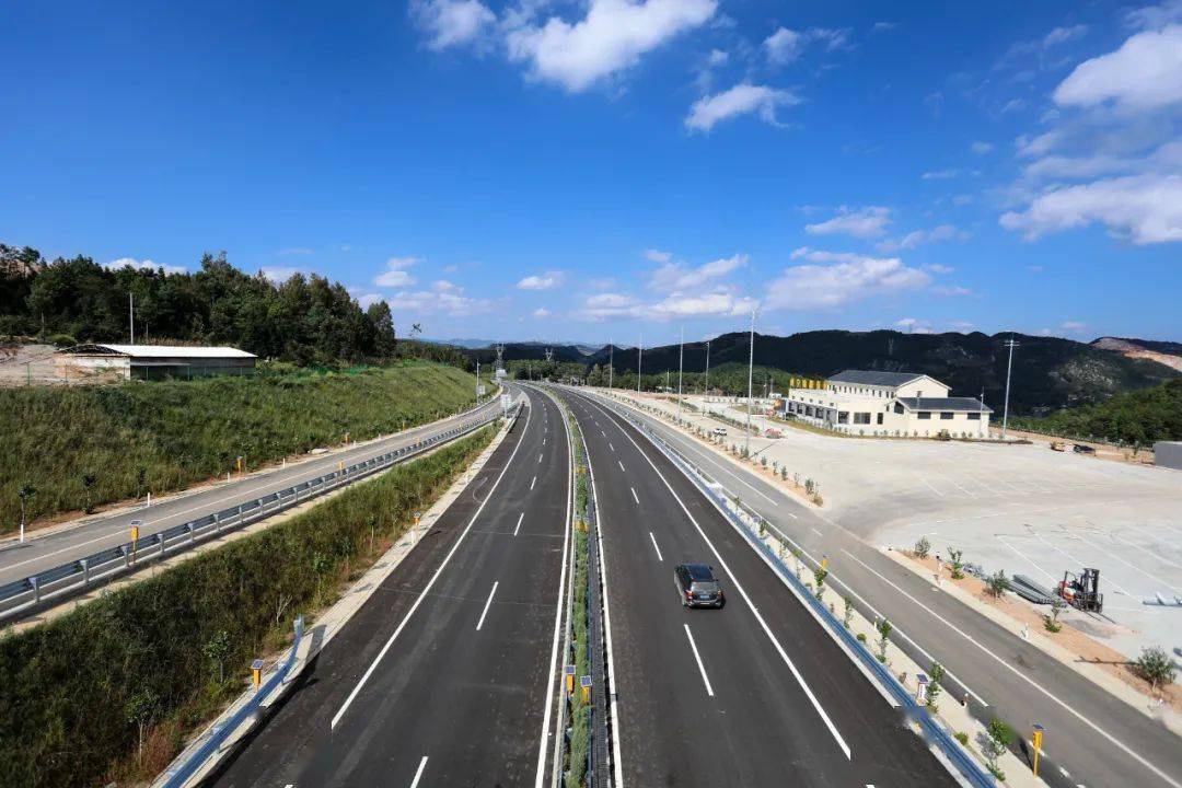 07亩  威宣高速公路 (何欢 摄) 威围高速建成通车后  威宁以县城为