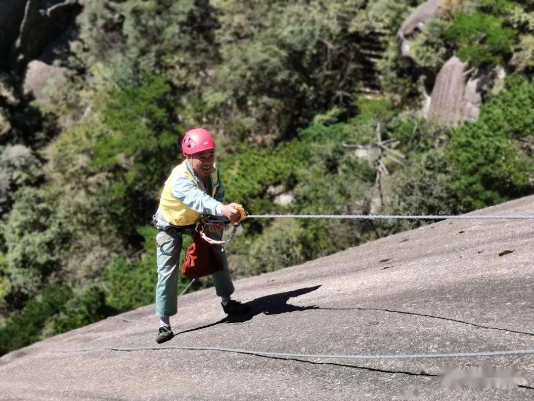 【节日我在岗】黄山放绳工李培生:顶着烈日在悬崖上捡