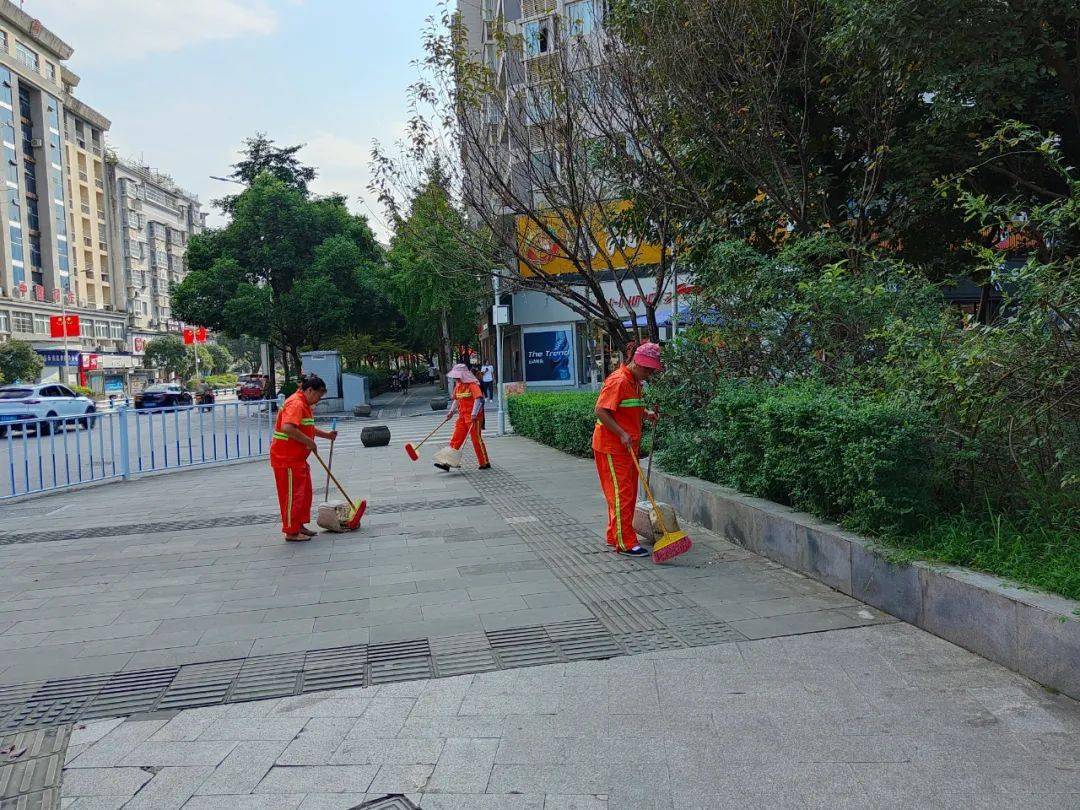 国庆期间:环卫工人坚守岗位 守护城市靓丽风景