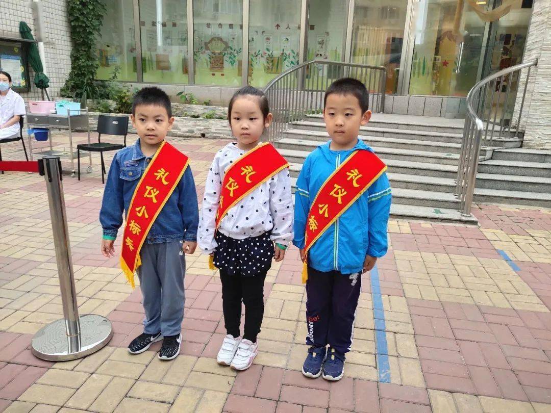 滕奕博: 我是"礼仪小标兵",文明礼貌从我做起.