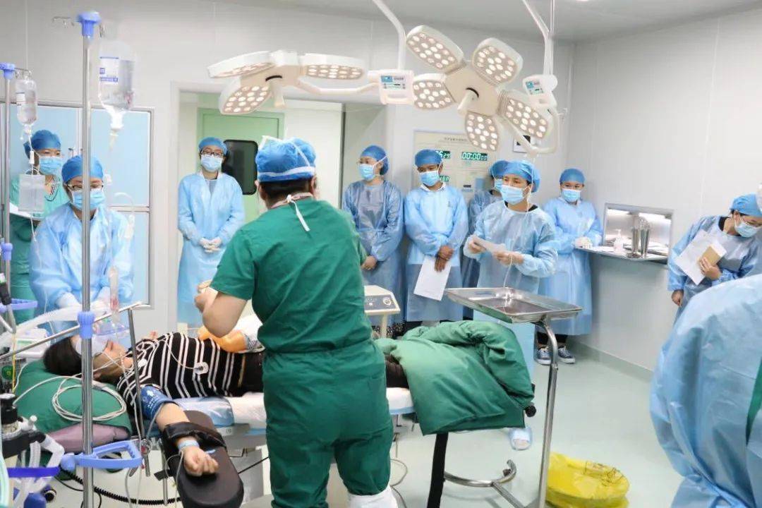 砚山县妇幼保健院开展危急孕产妇抢救应急演练