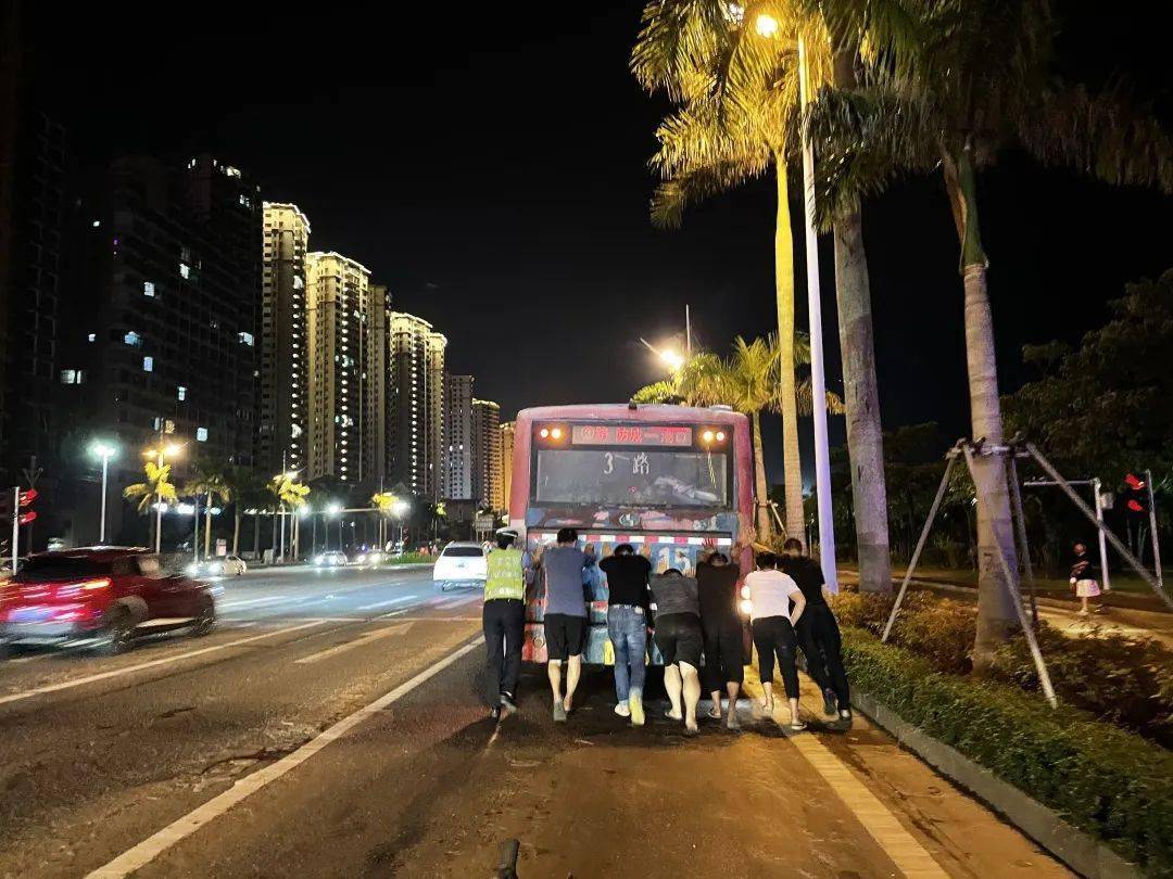 防城港:及时出手,没错,是他们!_车辆