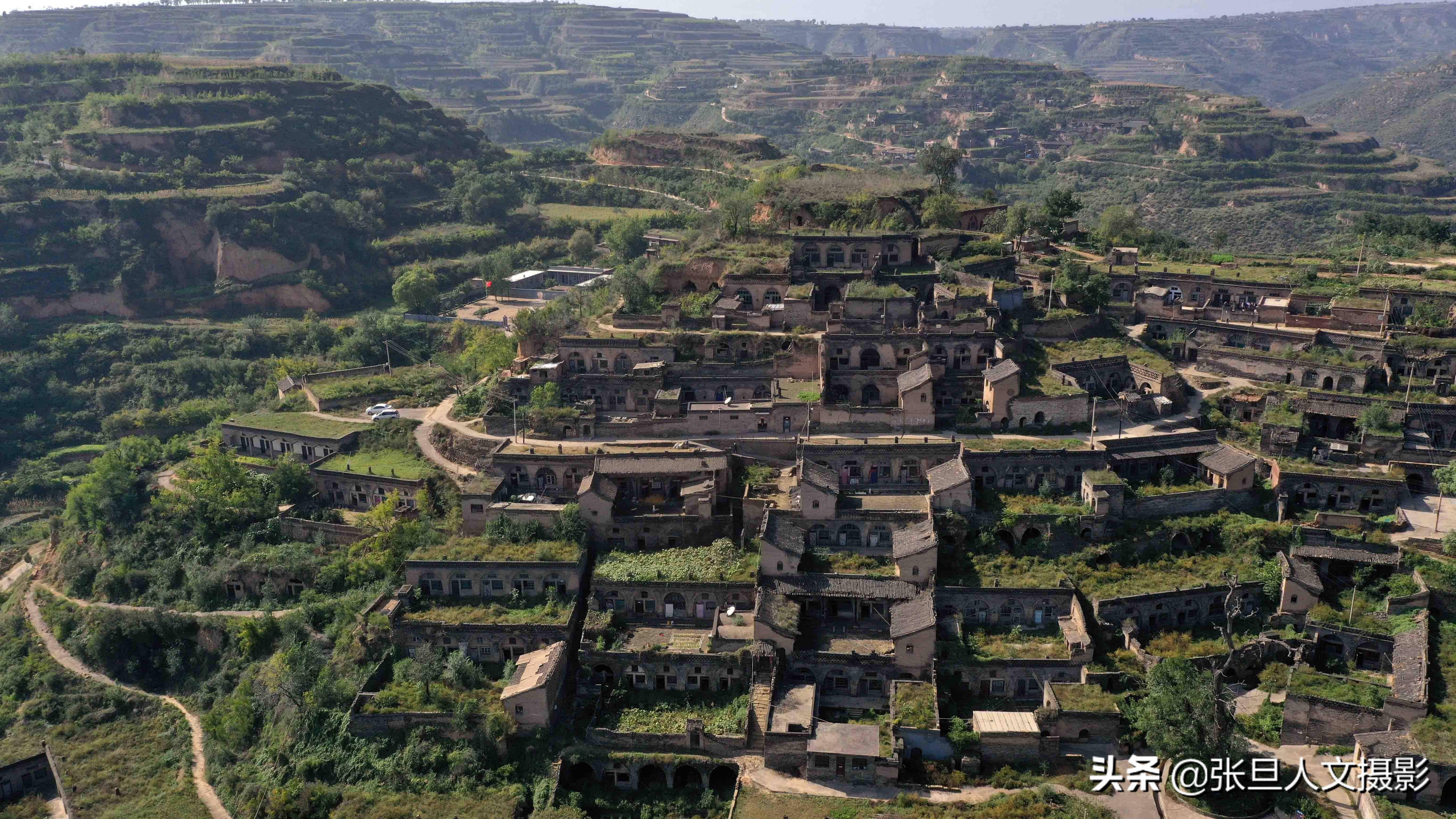 藏在深山的古村落 依山而建的建筑群堪称中国一绝 无人的村庄真荒凉