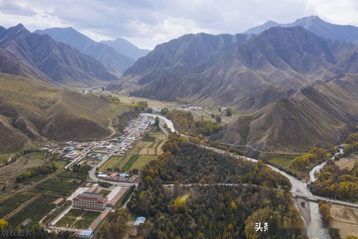 金秋时节,位于祁连山北麓的甘肃省张掖市肃南裕固族自治县皇城镇境内