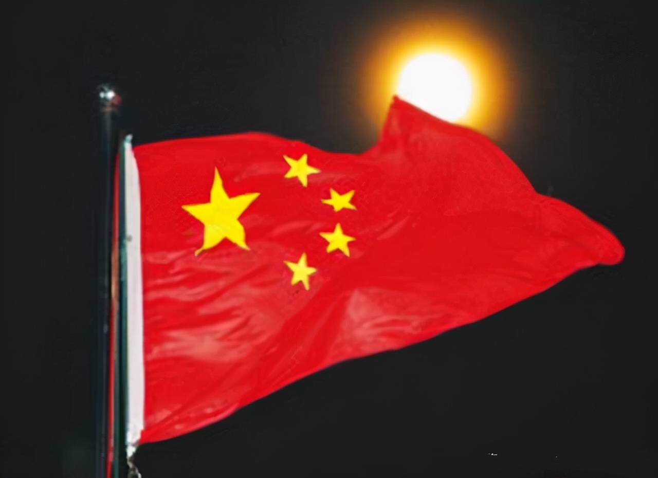 根据《人民日报》上刊登的《条例》要求,国旗设计需要"(甲)中国特征