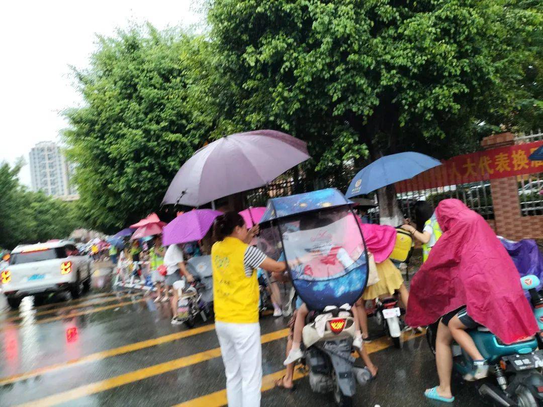 暴雨中的马路天使凫山小学家长志愿服务队雨天开展护学岗活动