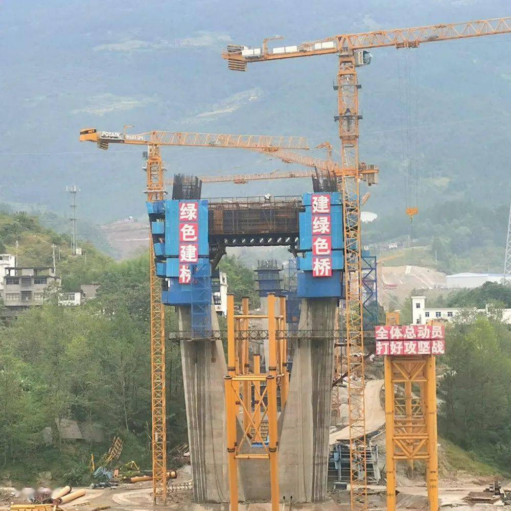 10月8日,重黔高铁项目部一分部太子坪乌江大桥30#墩下横梁钢筋绑扎.