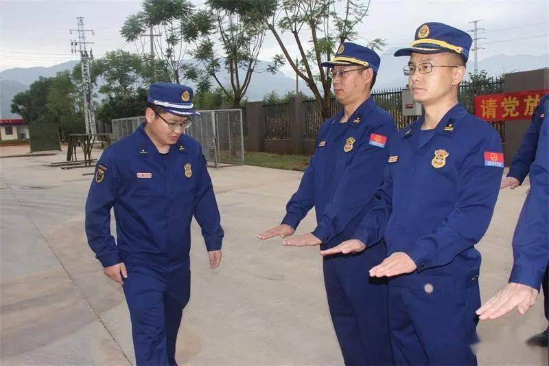 10月10日上午,富民县消防救援大队以换着春秋备勤服为契机,组织全体