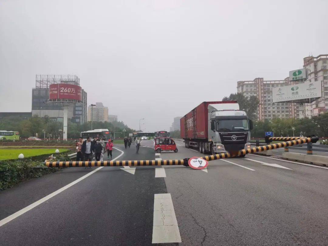 货车撞倒限高杆,燕京桥上断路,看看现场吧!
