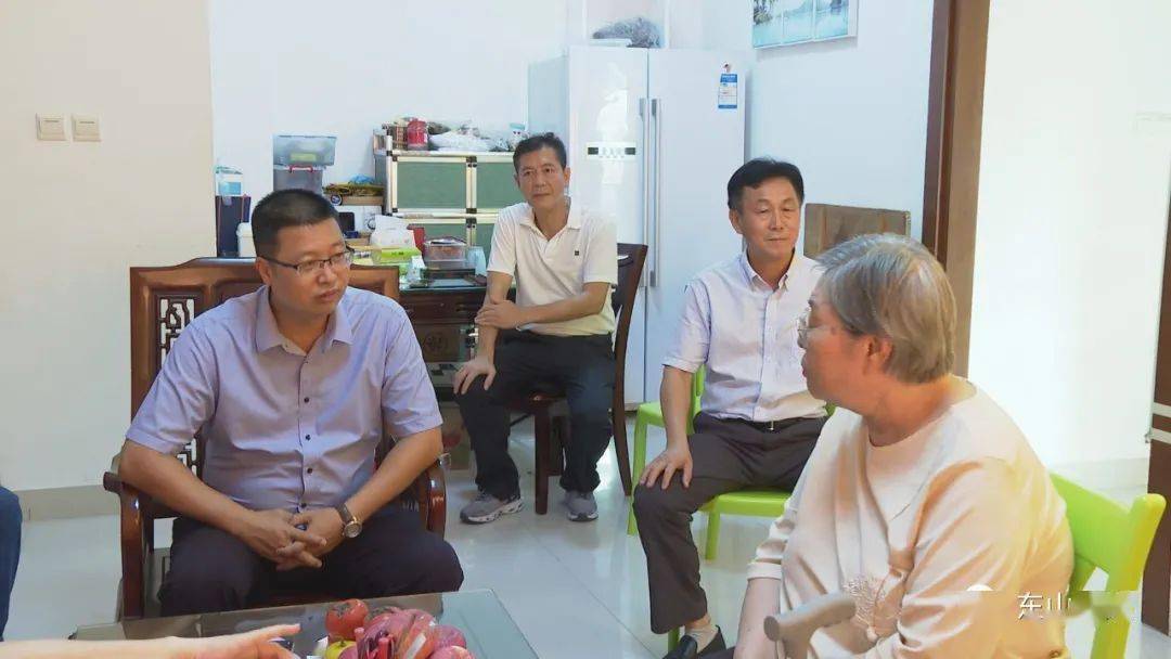 10月11日下午,县委常委,统战部部长,县总工会主席郭颖峰带队走访慰问