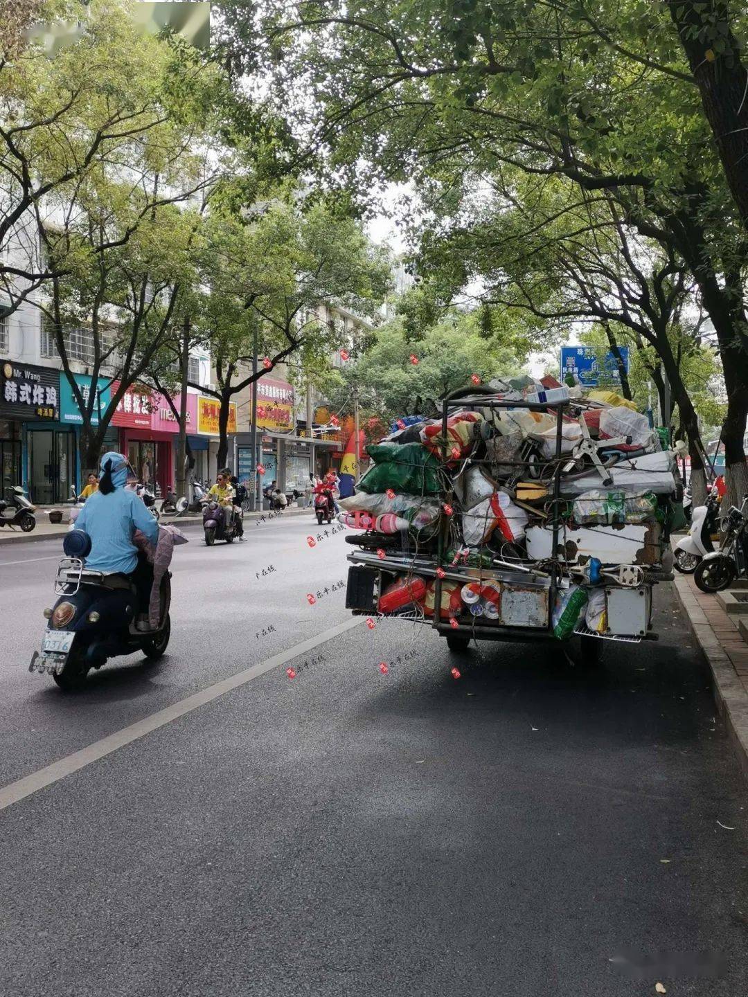 乐平一废品三轮车超载且违规占道,司机竟然在悠闲.