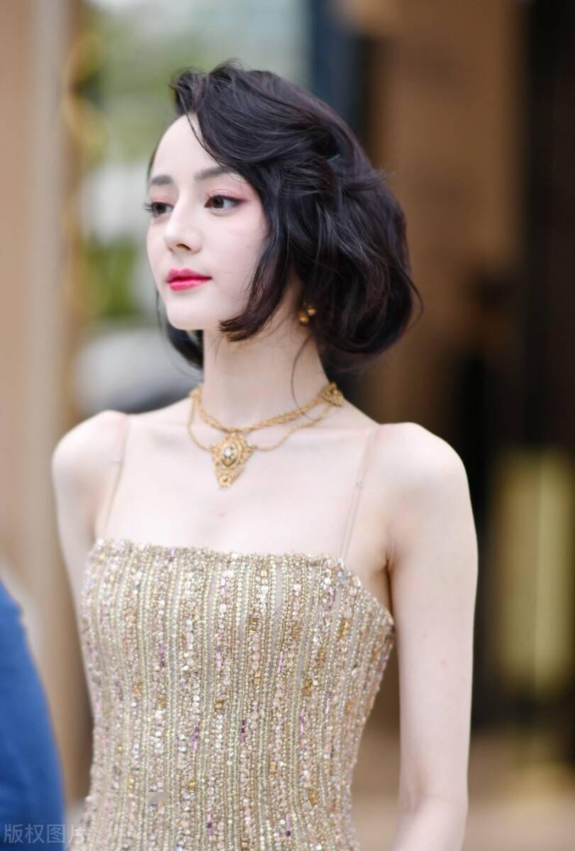 迪丽热巴终于换风格了,鎏金色吊带裙奢华贵气,小骨架身材很惊艳