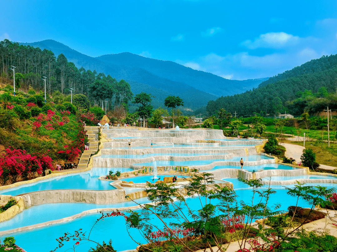 布透温泉位于十万大山北麓 这里三面环山,地处幽谷, 泉水从沟边岩泉