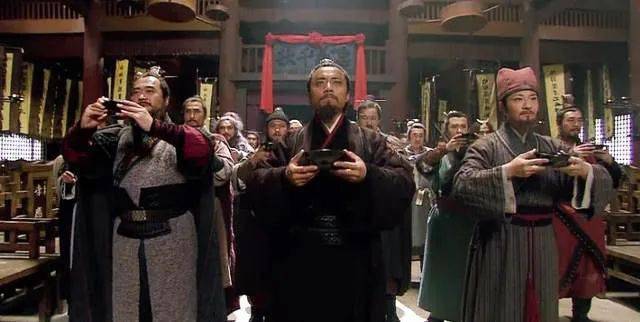 比如《水浒传》中的梁山好汉排座次时,第一把交椅上坐的就是宋江.