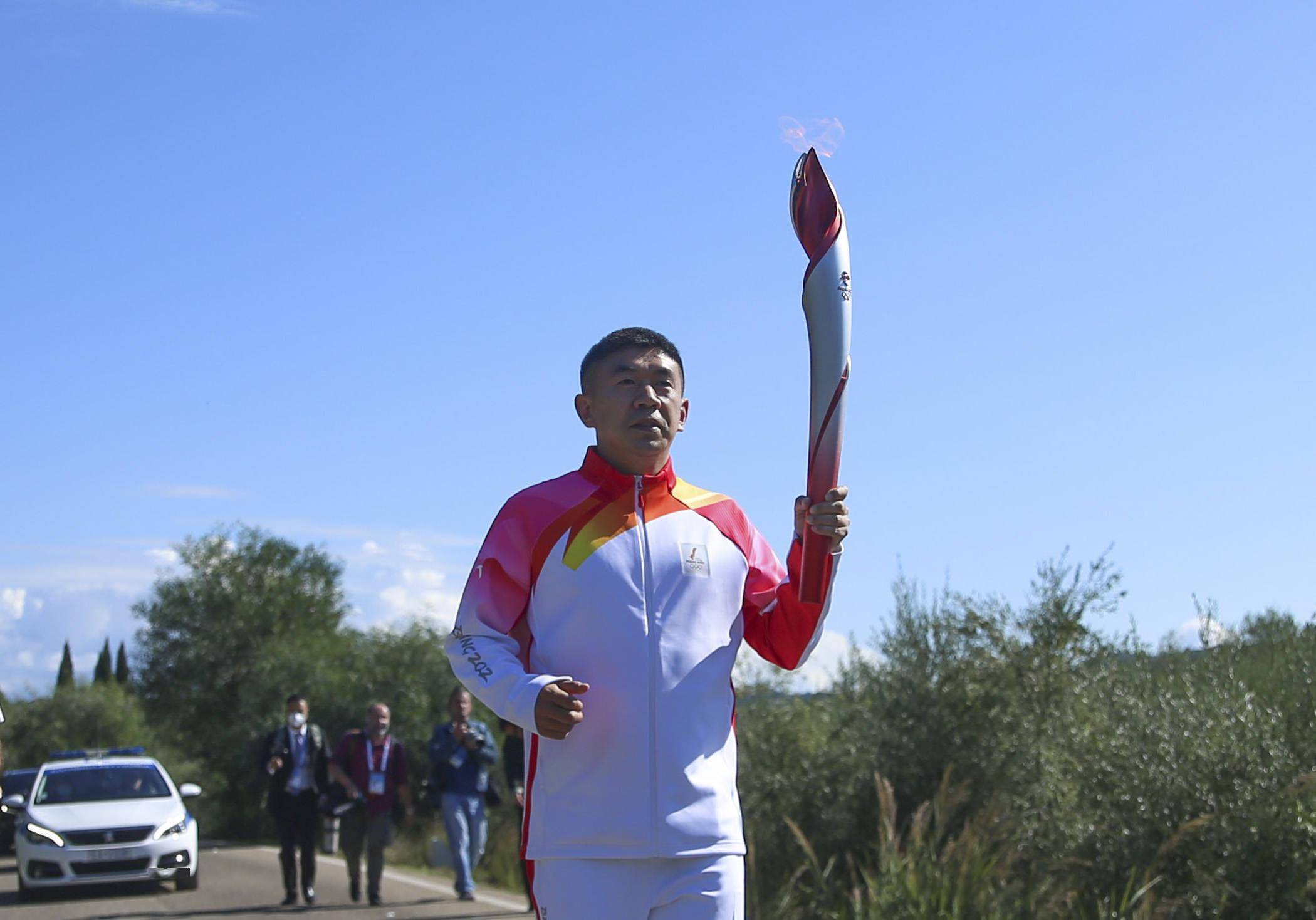 10月18日,第二名火炬手——前中国短道速滑运动员李佳军手持北京冬奥