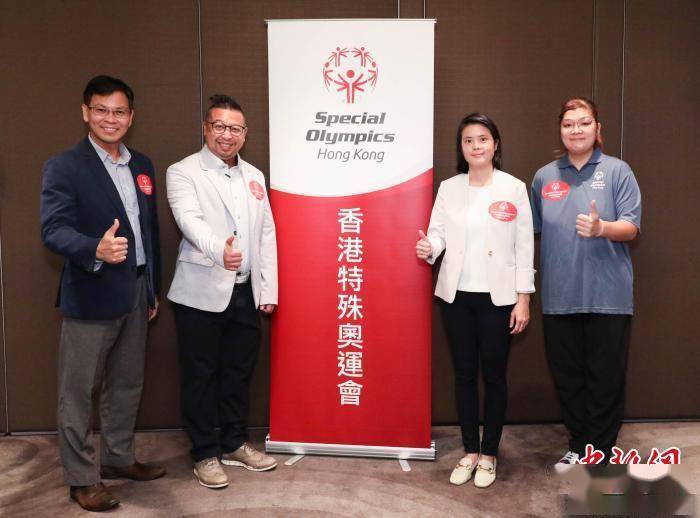 香港特奥会主席林颢伊(右二)及香港特奥会速度滑冰运动员黄兆妍(右一)