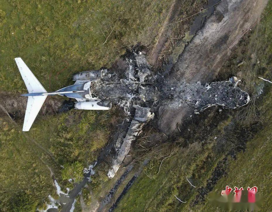 一飞机在美国得克萨斯州附近坠毁并起火机上21人全部成功脱险