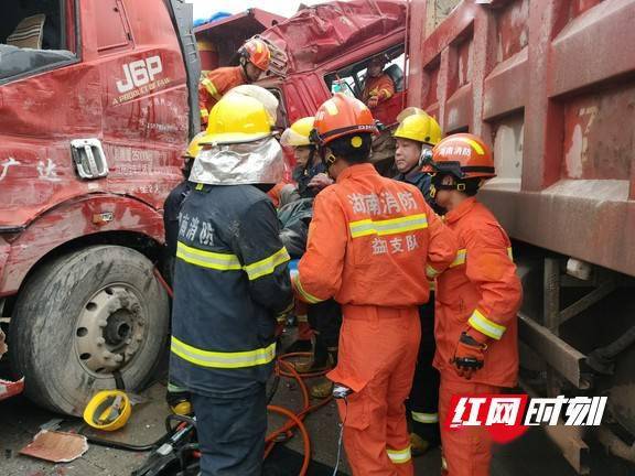 桃江:驾驶员双腿被卡 消防员冒雨救援_事故