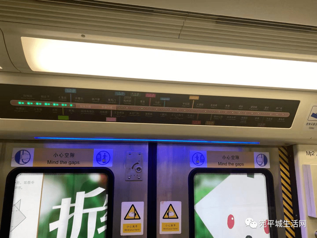 地铁14号线车厢内线路牌已更新今年年底全线贯通建设历经十余年