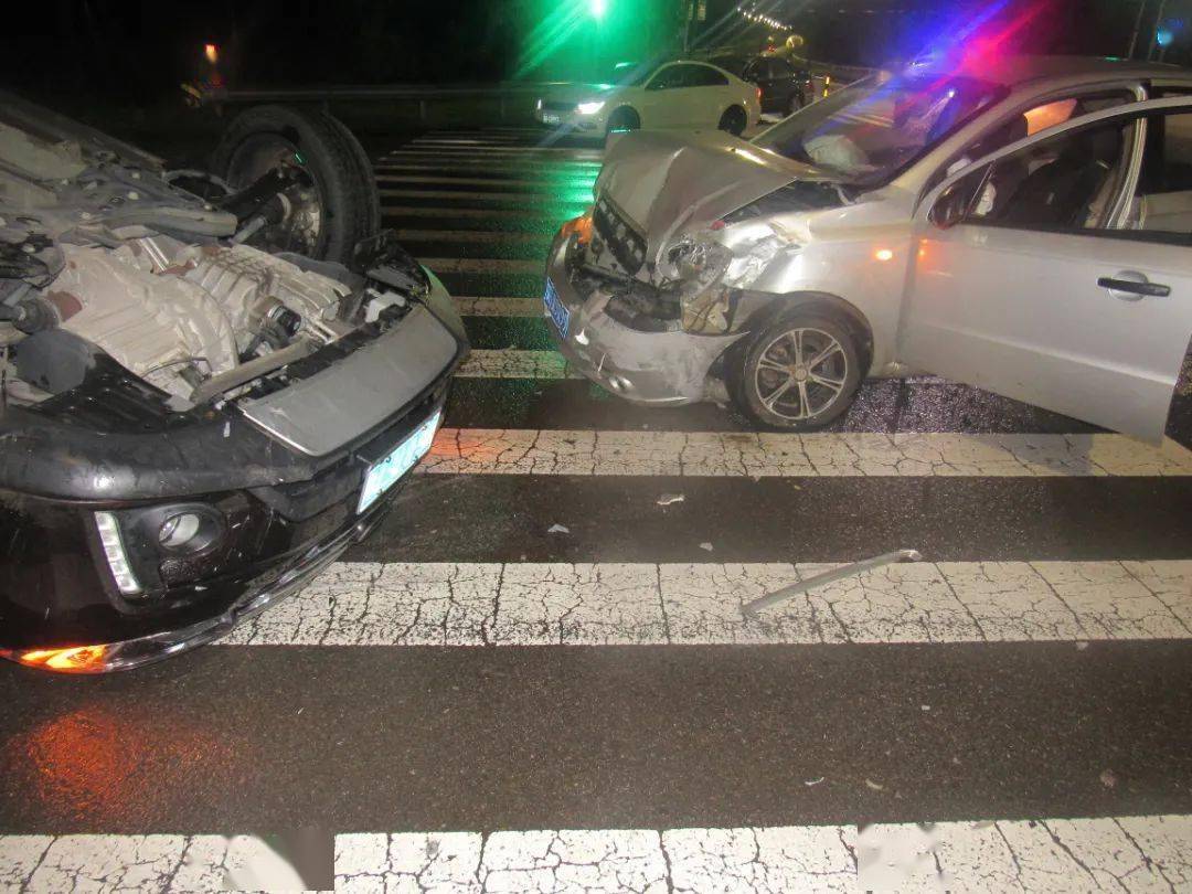 象山贤庠丨环港公路木瓜村红绿灯路口两车相撞致翻车