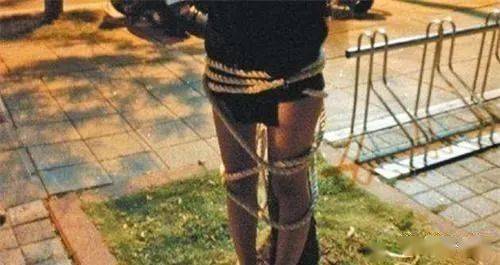 男子将病妻绑树上活活饿死!
