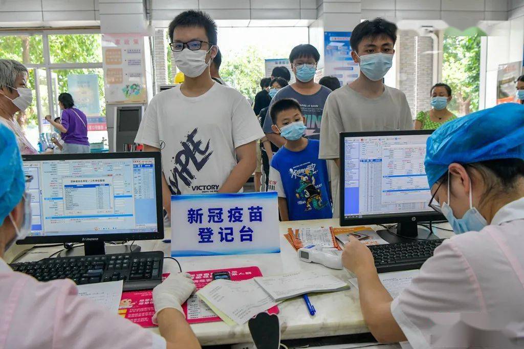 资料图:前来接种新冠病毒疫苗的学生登记台录入信息.骆云飞摄