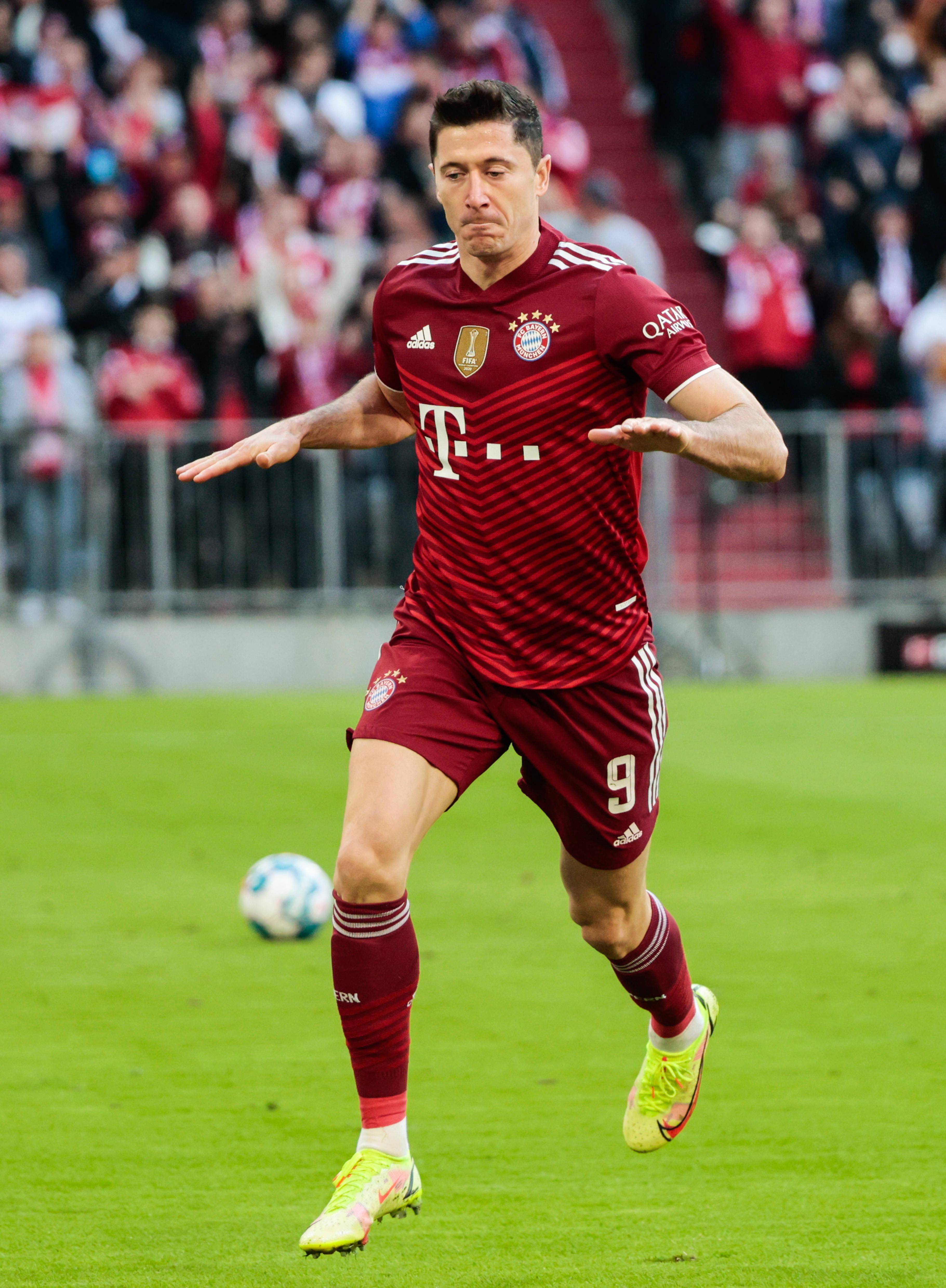 10月23日,拜仁慕尼黑队球员莱万多夫斯基在比赛中庆祝进球.