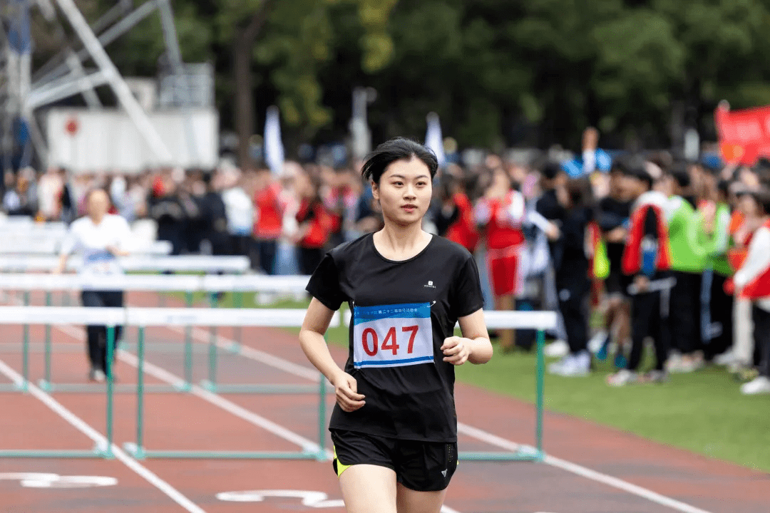 都被物流管理195班的谢雨琦收入囊中去年女子100米跨栏和女子400米的