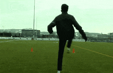 【足球热身】冬天踢球前该遵循怎样的把身体热开?(动)