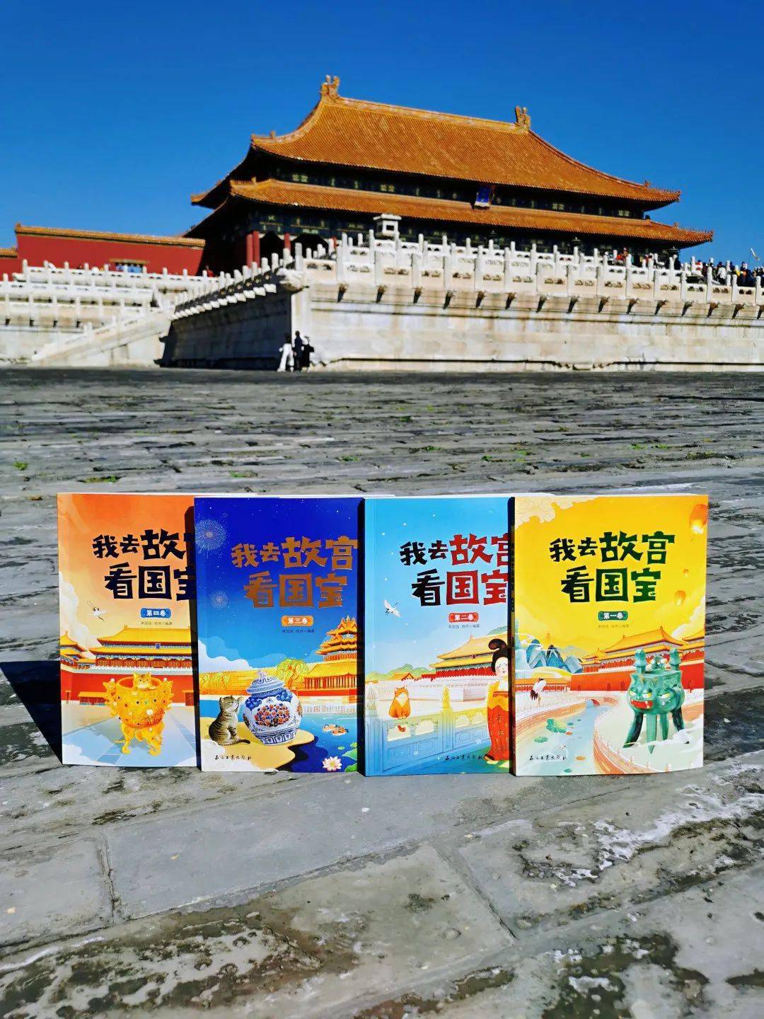出版社还特邀国内优秀插画师手绘故宫全景图,拉线展示故宫里发生的