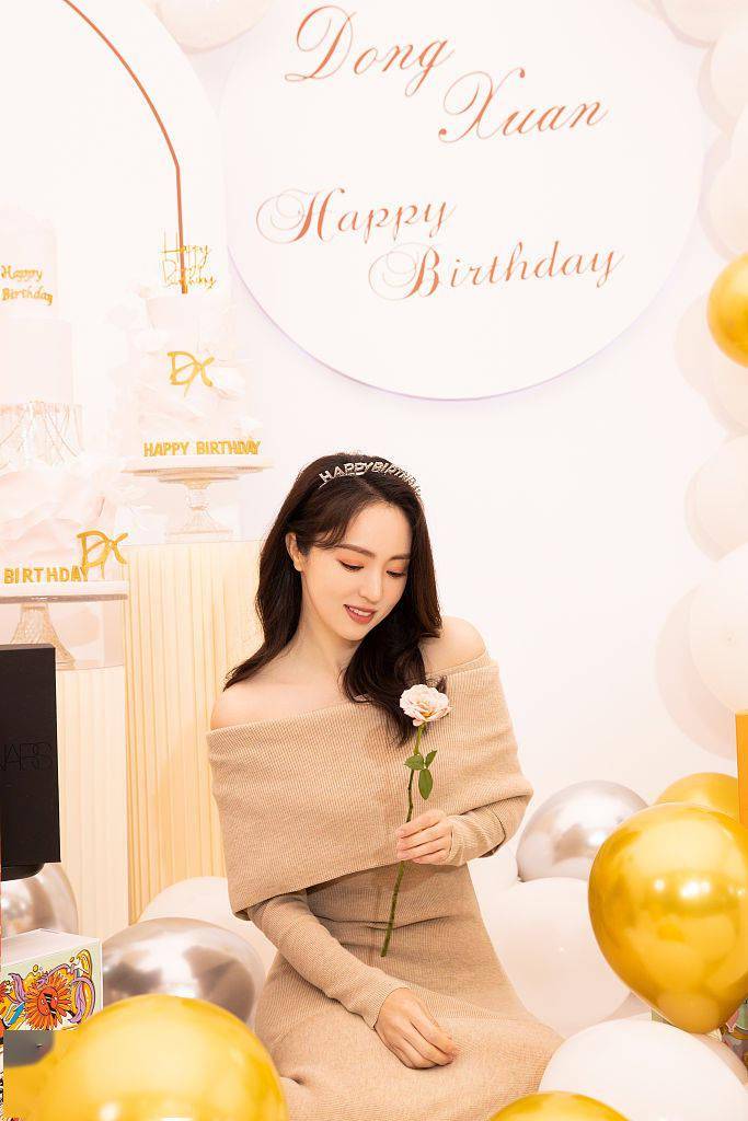 董璇生日写真释出温馨浪漫感浓厚 暖色露肩装显唯美气质