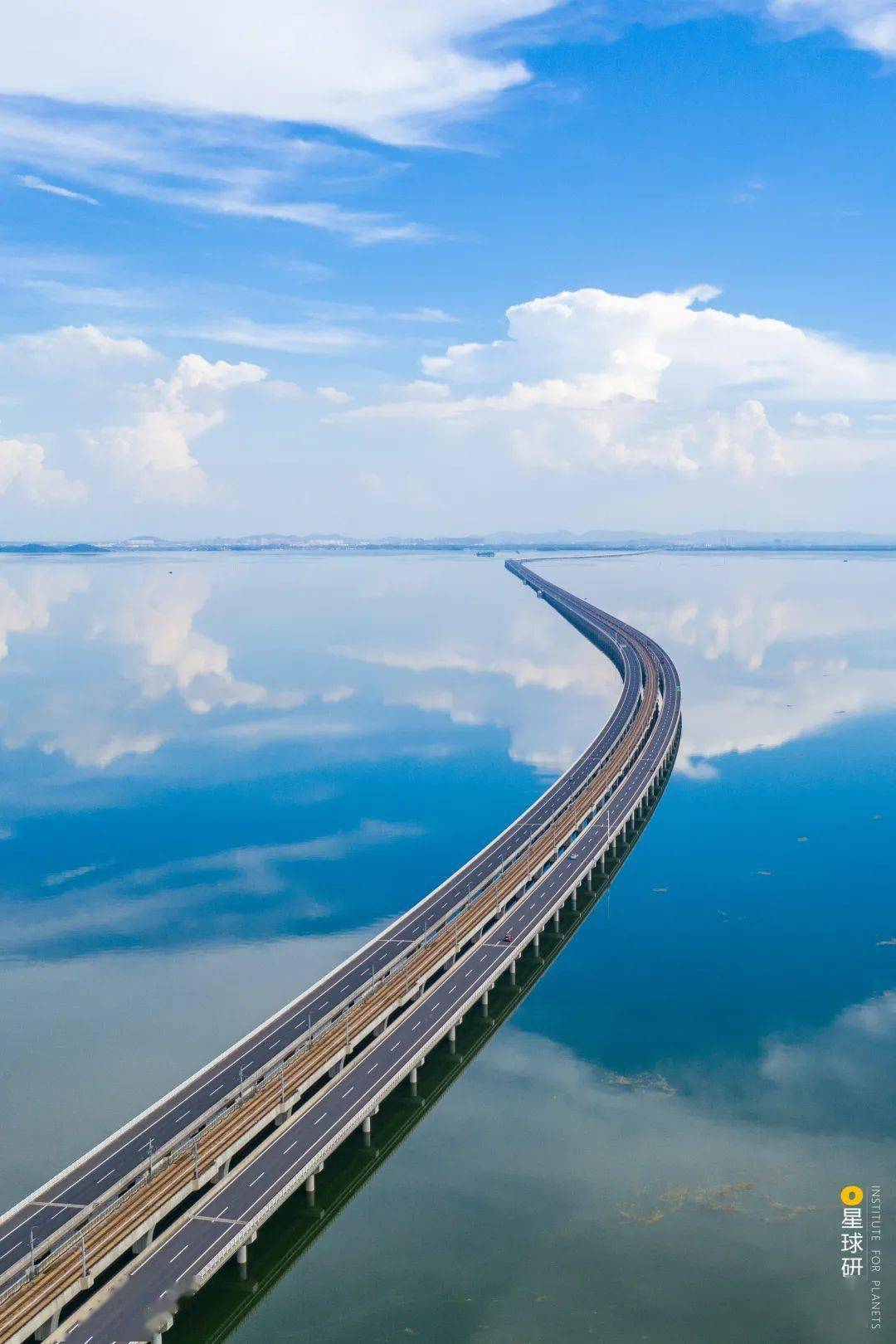 进入高淳区的石臼湖特大桥| 摄影师@熊伟当"水上列车"飞速划越天空之