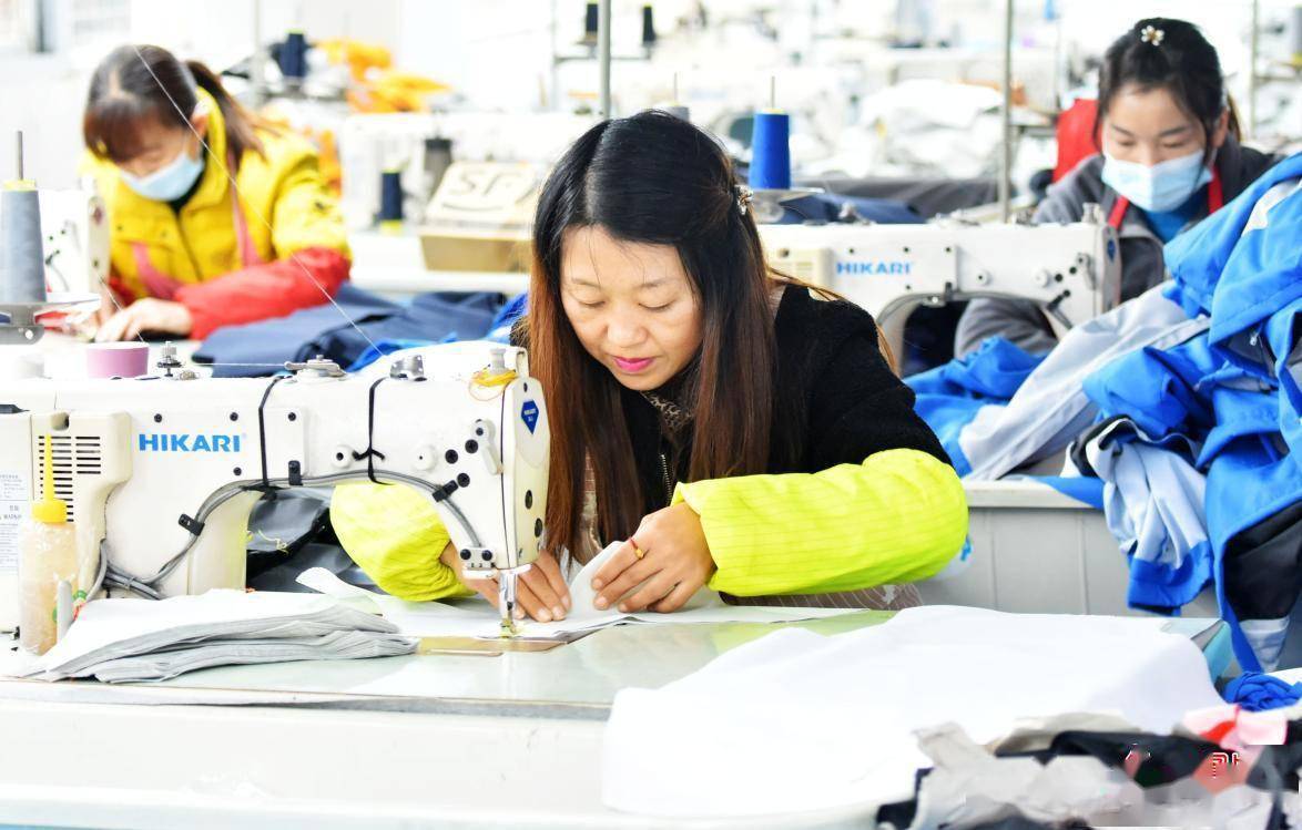 通过手工艺培训等方式,引导农村剩余劳动力从事服装加工等工作,让留守